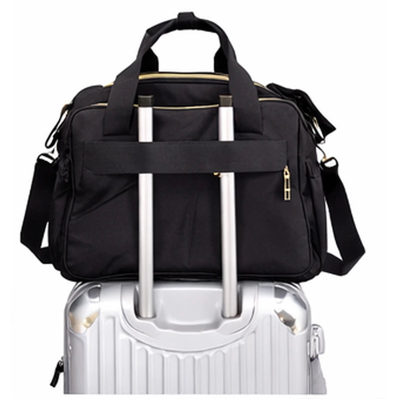Grand sac à langer noir accroché à une valise