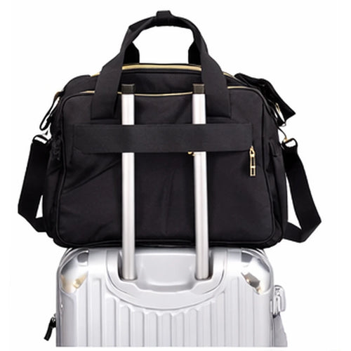 Grand sac à langer noir accroché à une valise