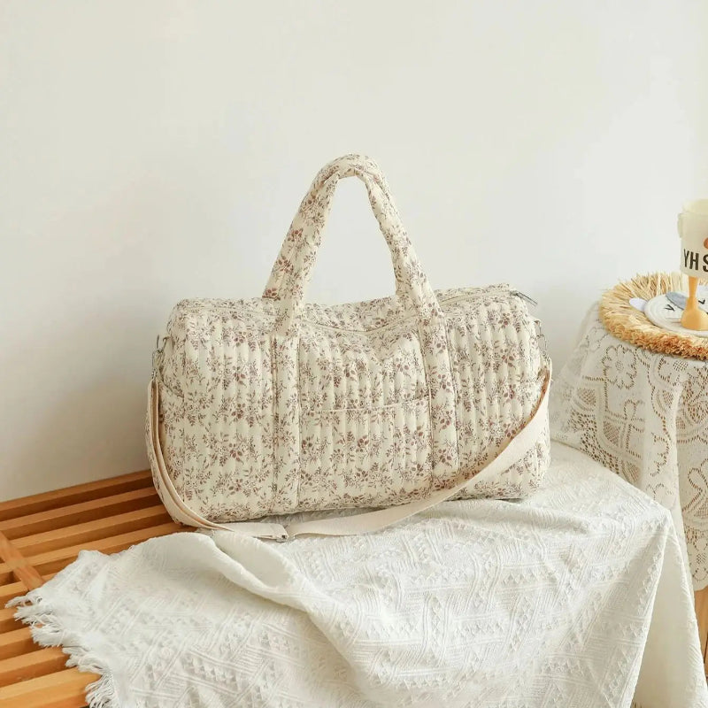 Grand sac pour maman matelassé sur meuble