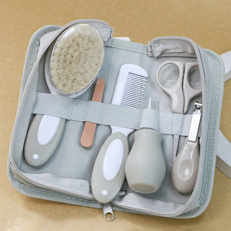 Kit trousse de toilette bébé avec matériel à l'intérieur