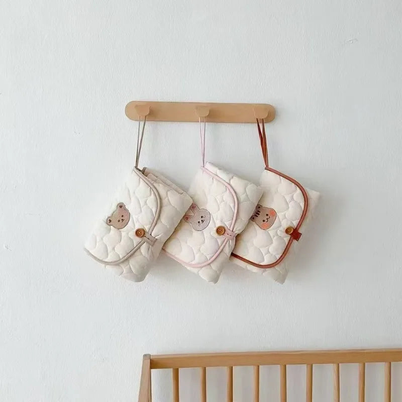 Matelas nomade à langer pour bébé suspendu