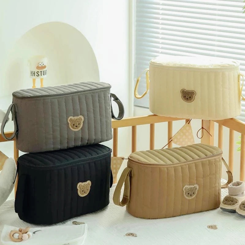 Mini sac à langer marron dans lit bébé