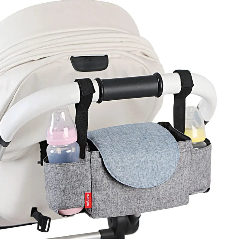 Petit sac à langer pour poussette suspendu à une poussette