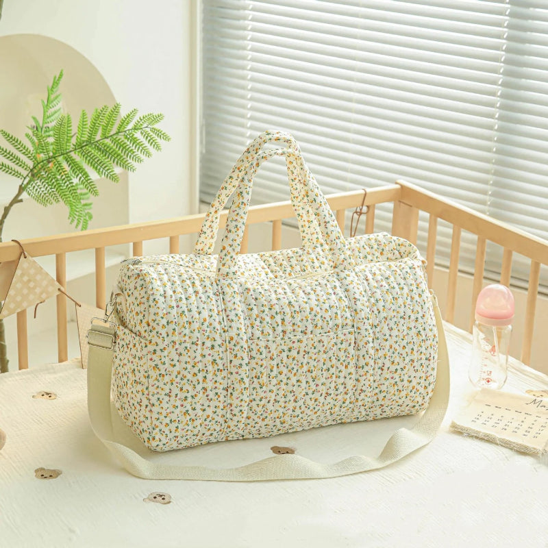 Sac à langer matelassé dans lit bébé