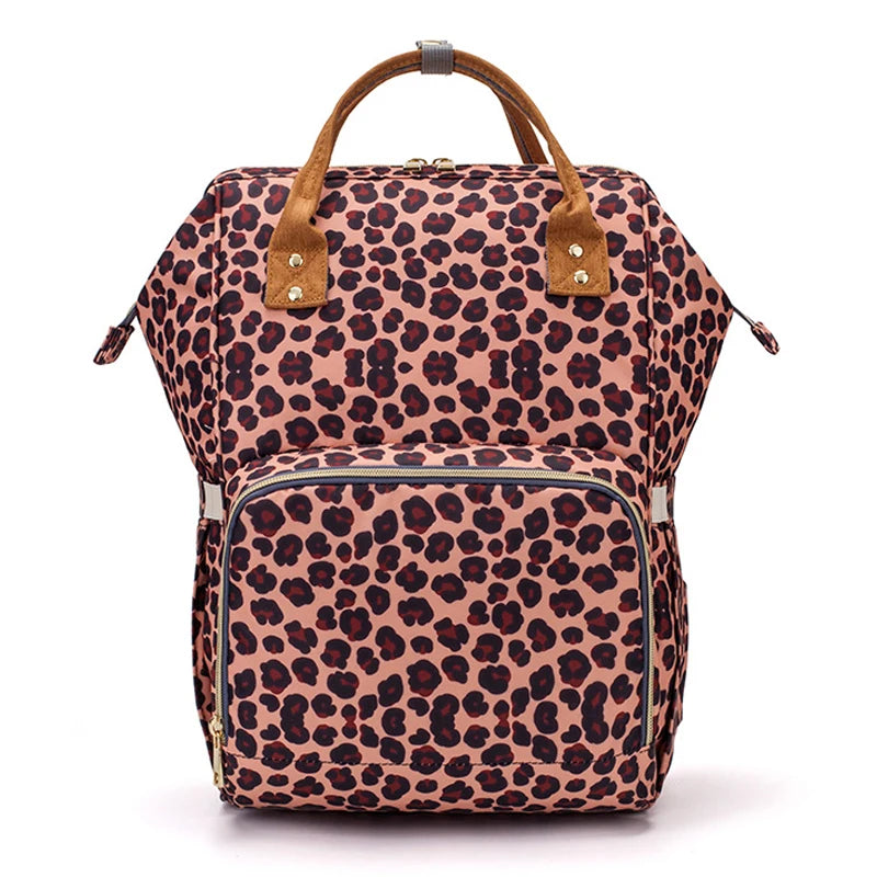 Sac à dos léopard sur fond blanc