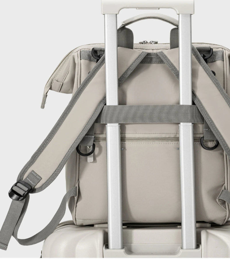 Sac a dos sac a langer accroché à une valise