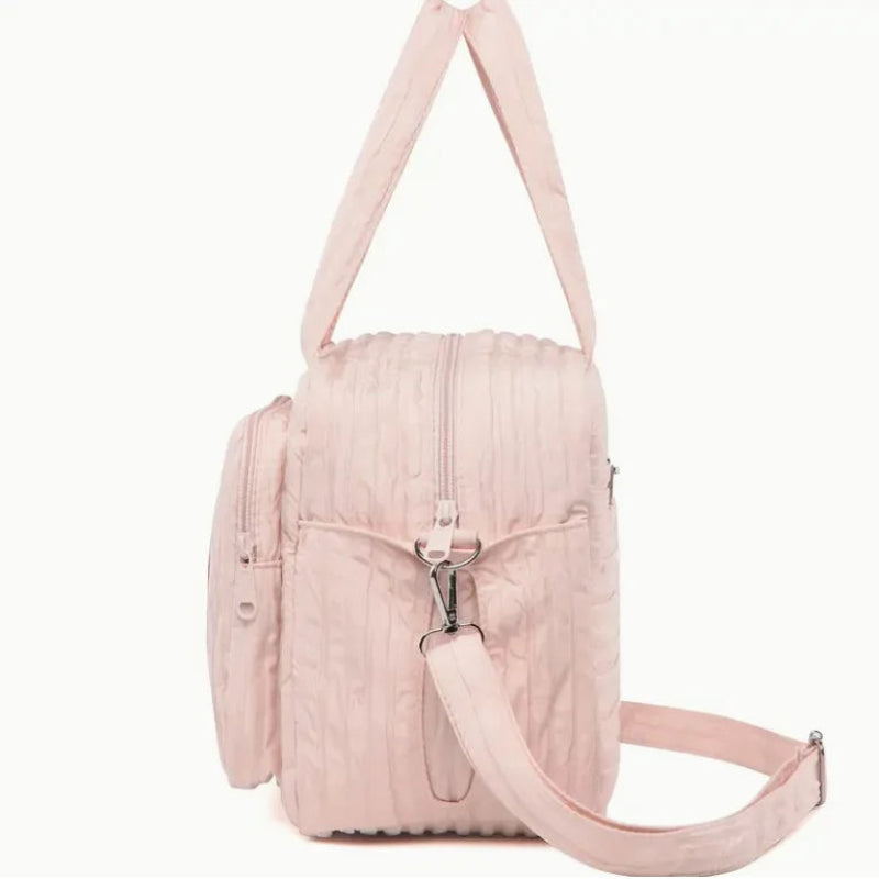 Sac à langer avec bandoulière rose de coté