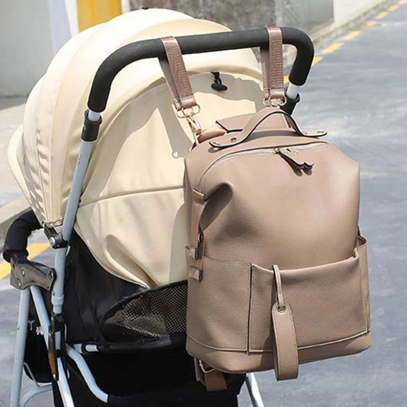 Sac à langer cuir suspendue à une poussette