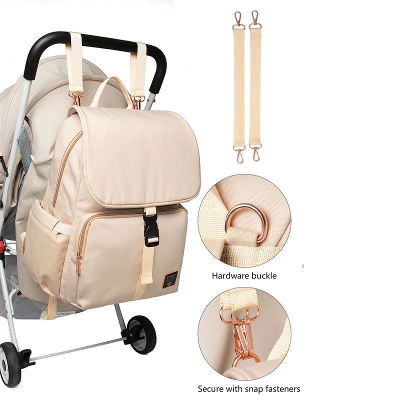 Sac à langer à dos beige suspendu à une poussette