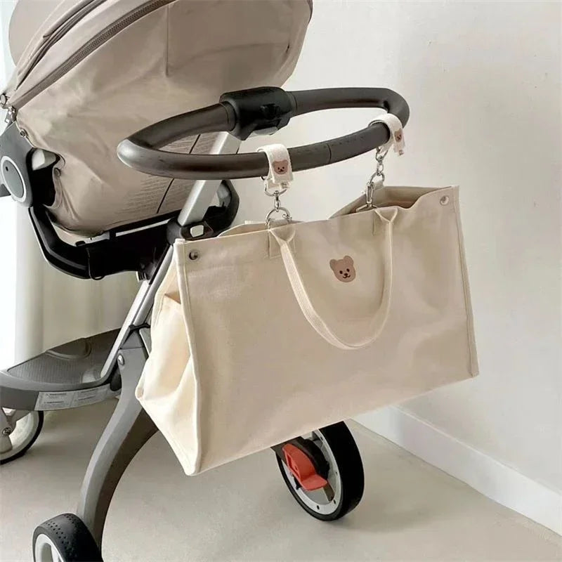 Sac à langer grand motif ourson suspendu à une poussette