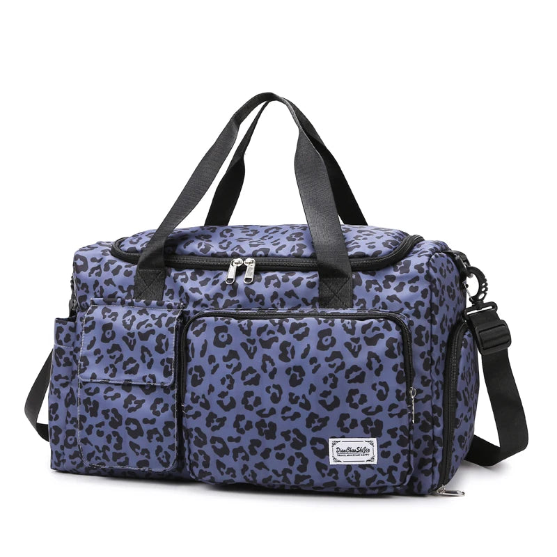 Sac à langer léopard bleu sur fond blanc