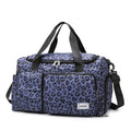 Sac à langer léopard bleu sur fond blanc