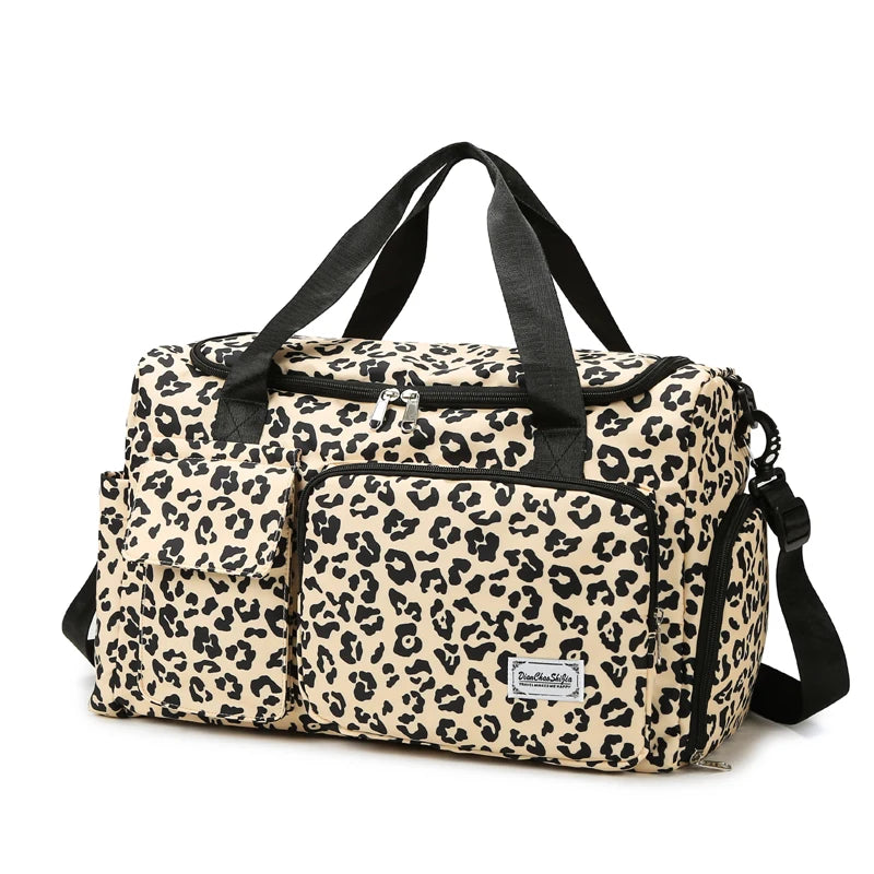 Sac à langer léopard classique sur fond blanc