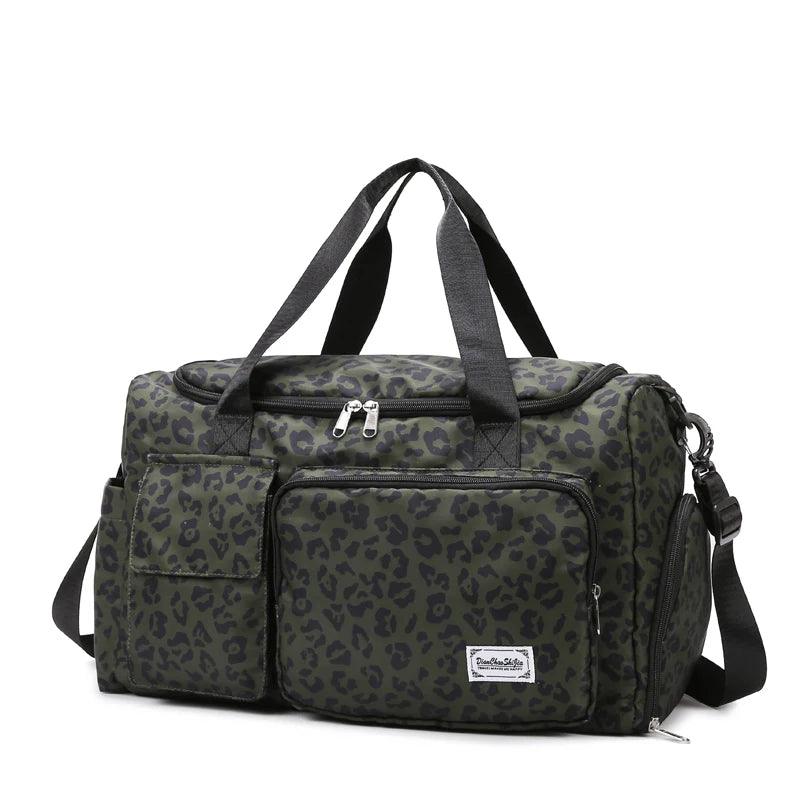 Sac à langer léopard kaki sur fond blanc