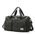 Sac à langer léopard kaki sur fond blanc