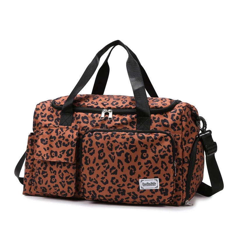 Sac à langer léopard marron sur fond blanc