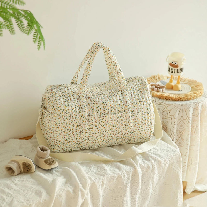 Sac à langer matelassé posé sur meuble