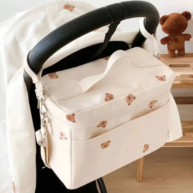 Sac à langer motifs petit ourson suspendu à une poussette