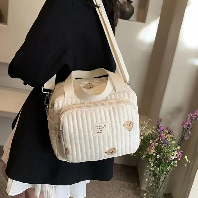 Sac à langer petit à motif ourson porté à l'épaule