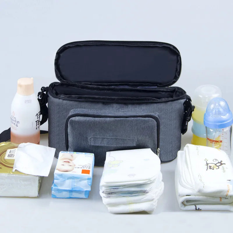 Sac à langer poussette avec des affaires de bébé 
