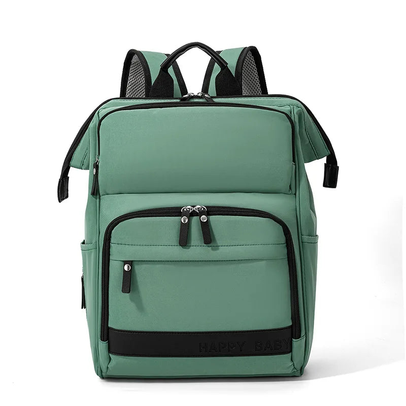Sac à langer vert sur fond blanc
