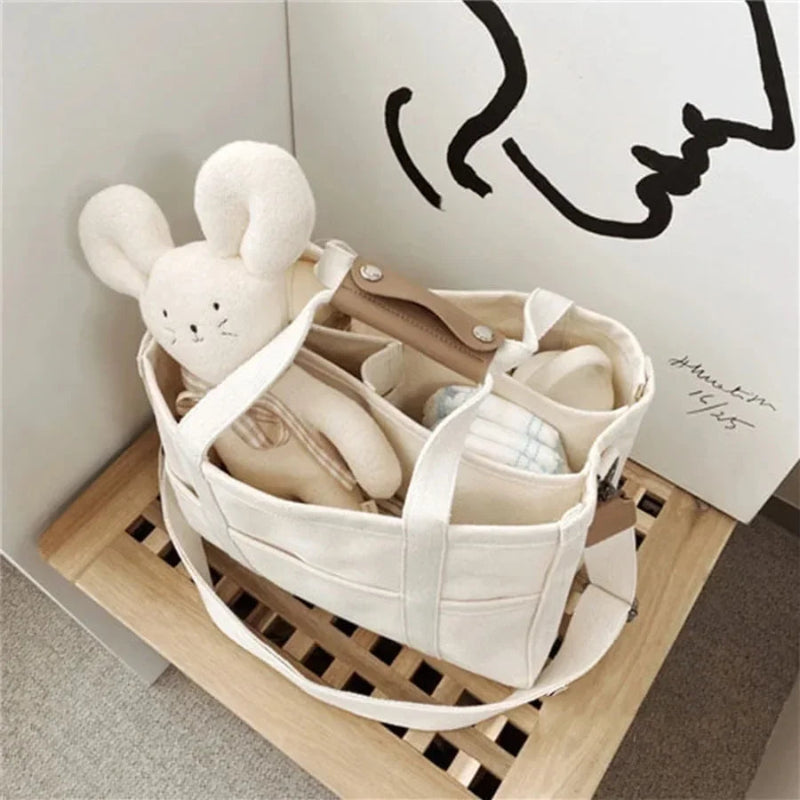 Sac de rangement pour couche posé sur chaise