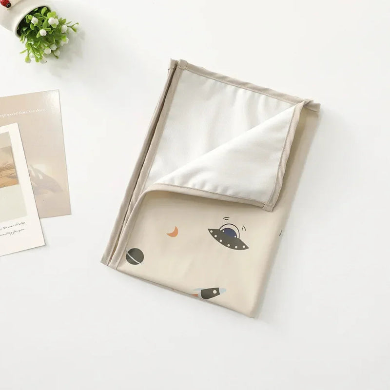 Tapis à langer nomade pour bébé espace
