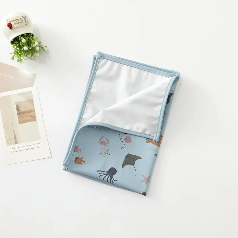 Tapis à langer nomade pour bébé océan bleu