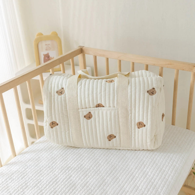 Grand sac à langer ourson avec bandoulière dans lit bébé
