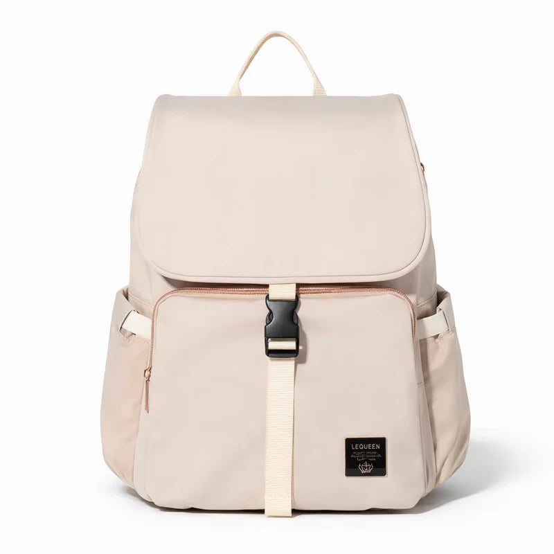 Sac à langer à dos beige sur fond blanc