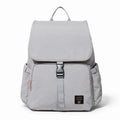 Sac à langer à dos gris sur fond blanc